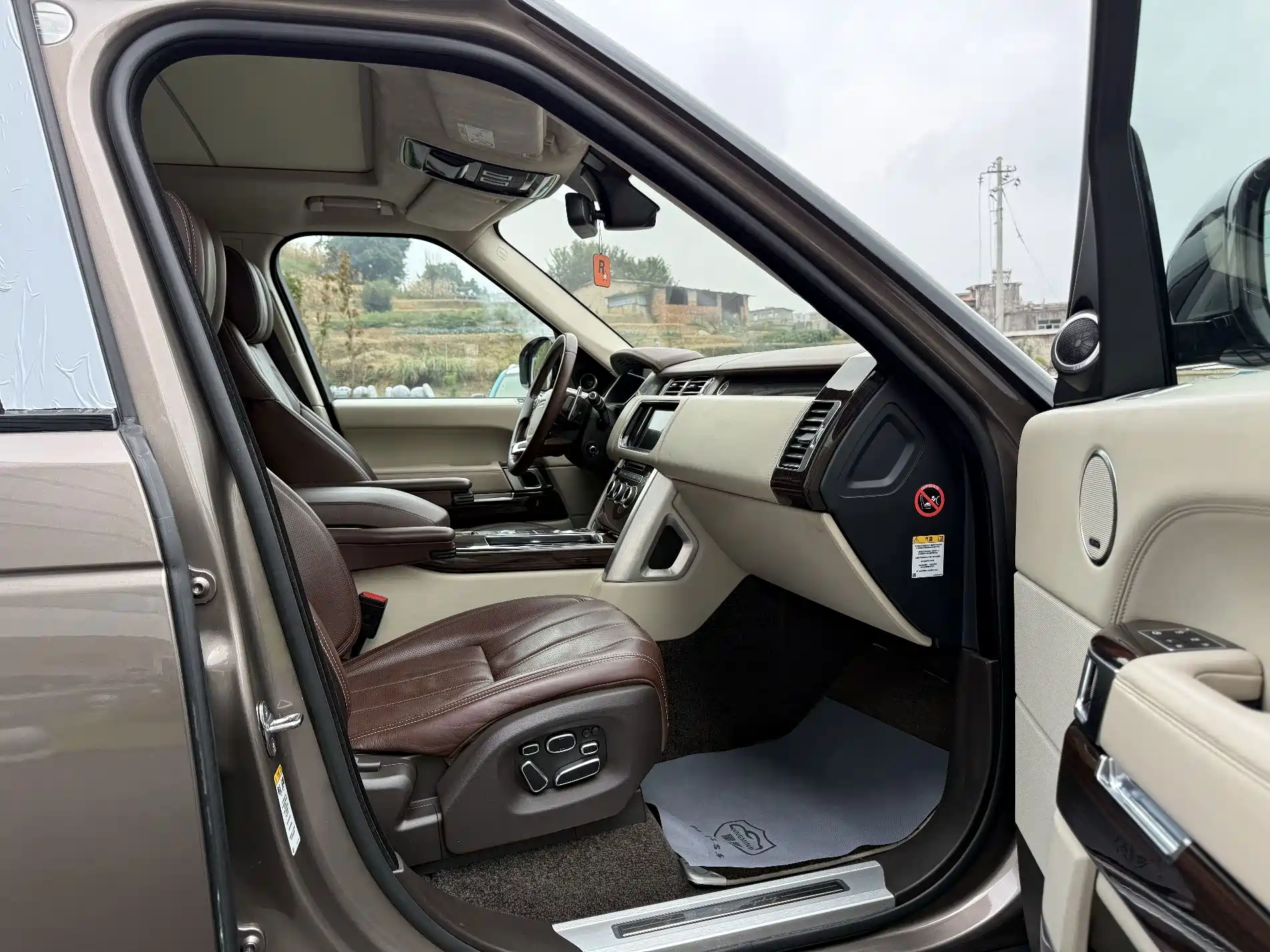 Photo 16 - Land Rover Range Rover