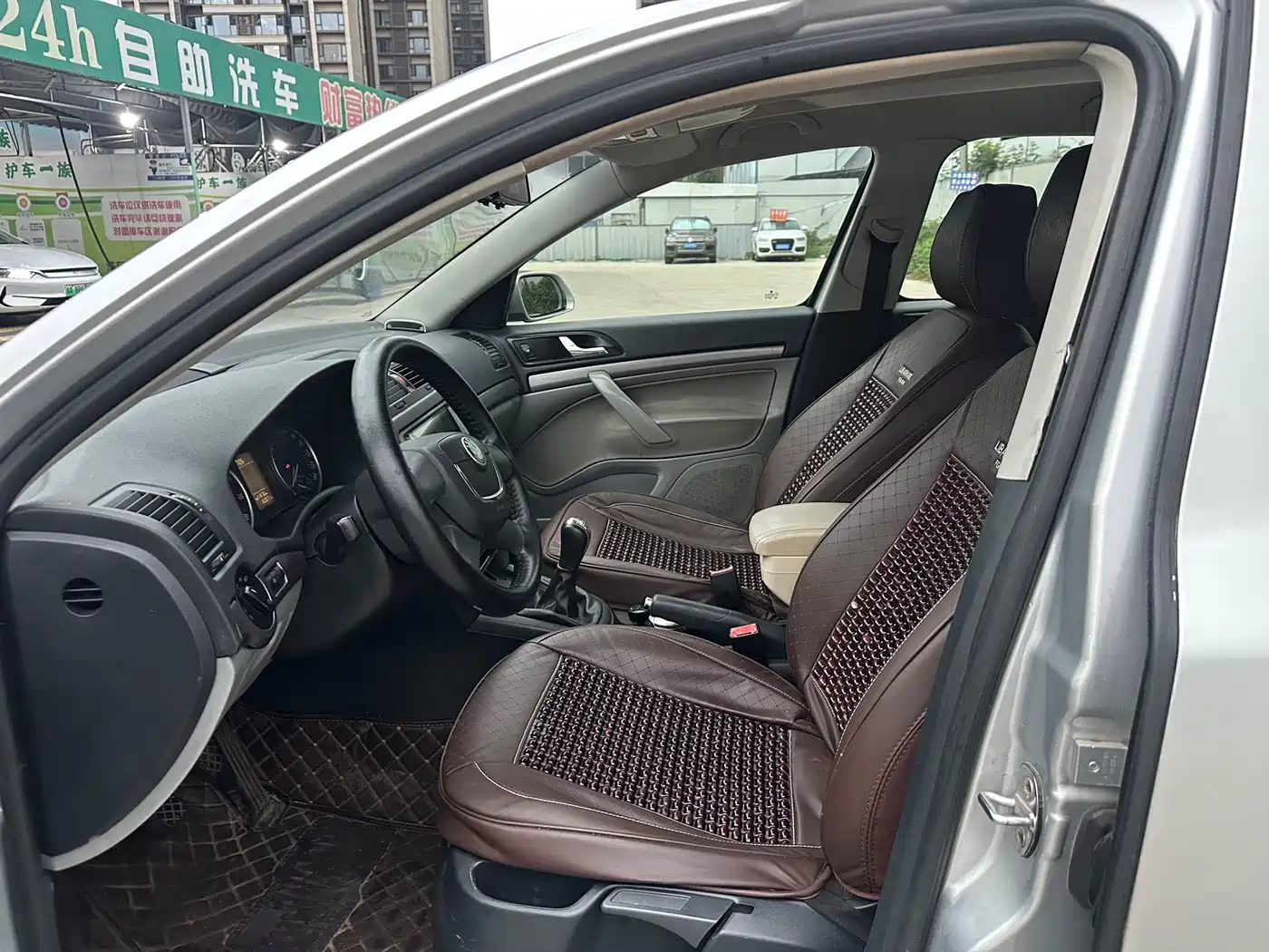 Škoda Octavia 2012 1.6L Manual Yijie Edition фото 10