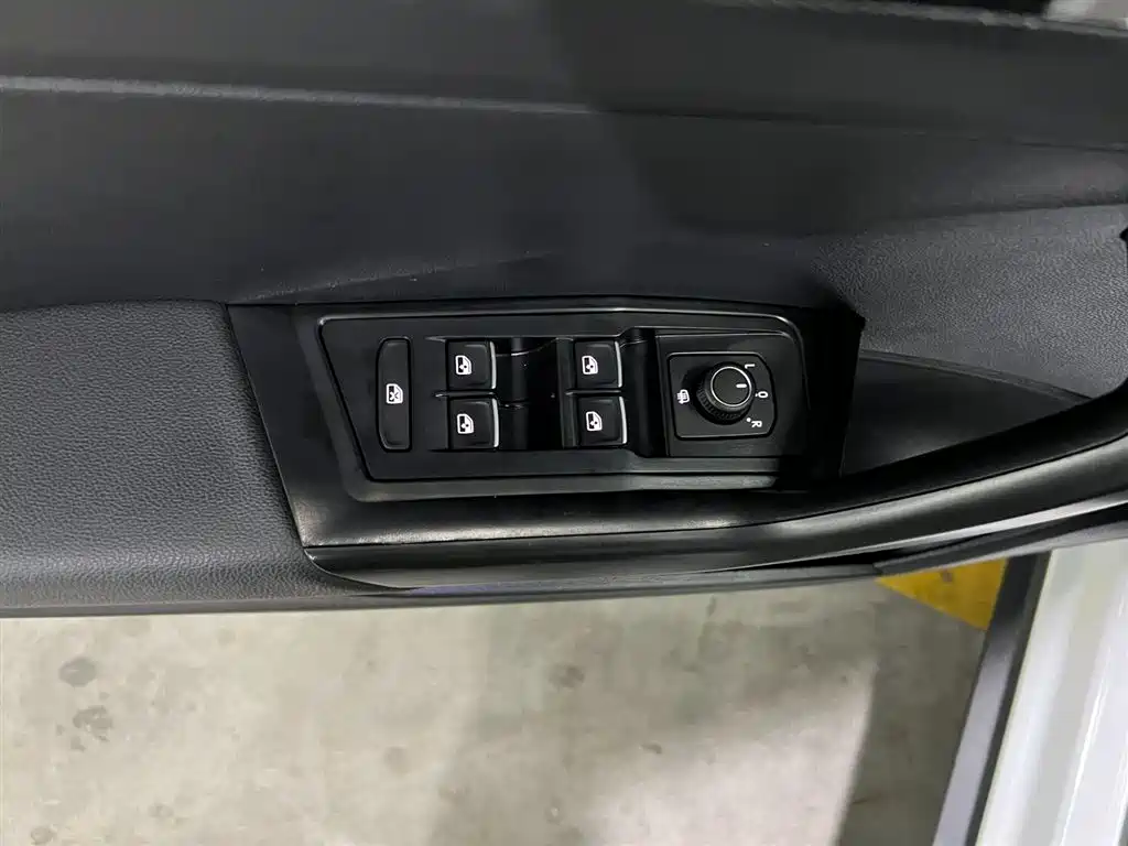 Volkswagen T-ROC 2022 280TSI DSG 2WD Comfort PLUS фото 10