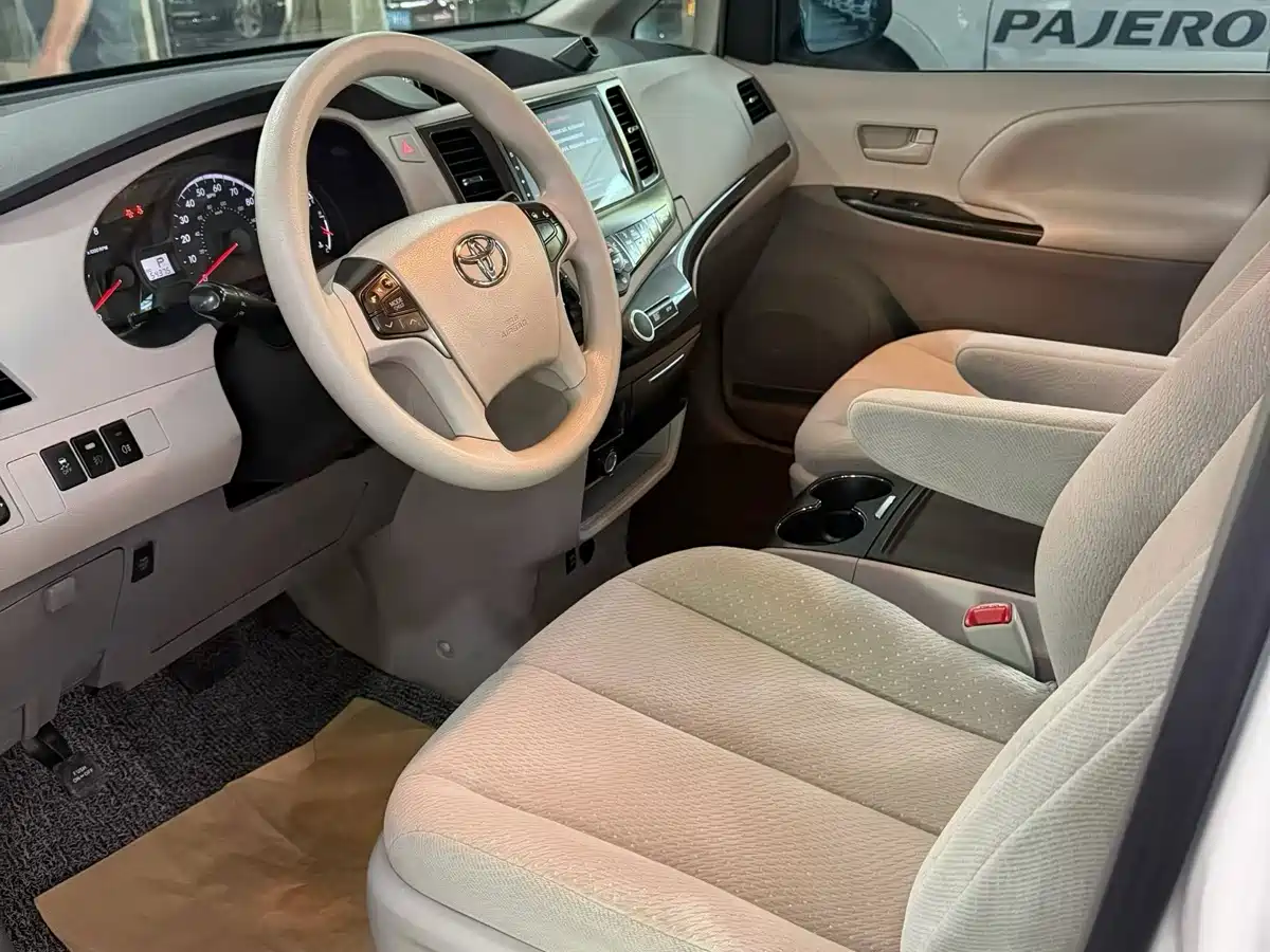 Toyota Sienna 2013 3.5L 4WD Automatic фото 7