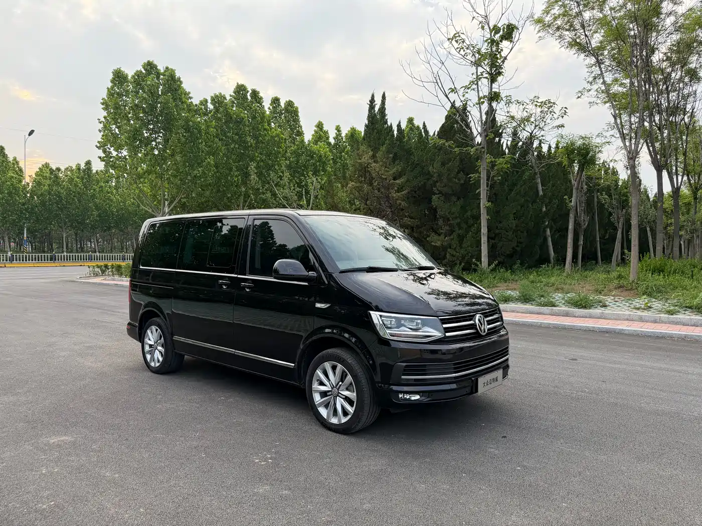 Volkswagen Multivan 2018 2.0TSI 2WD Luxury Edition 7-Seater фото 3