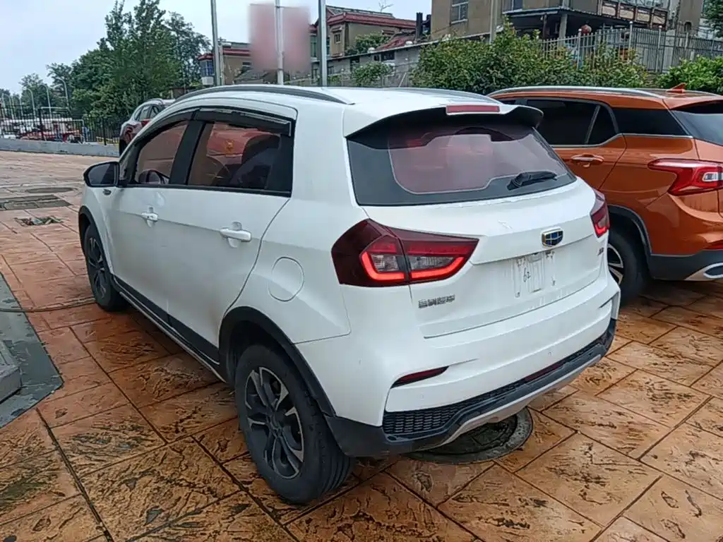 Фото 5 - Geely Vision X3