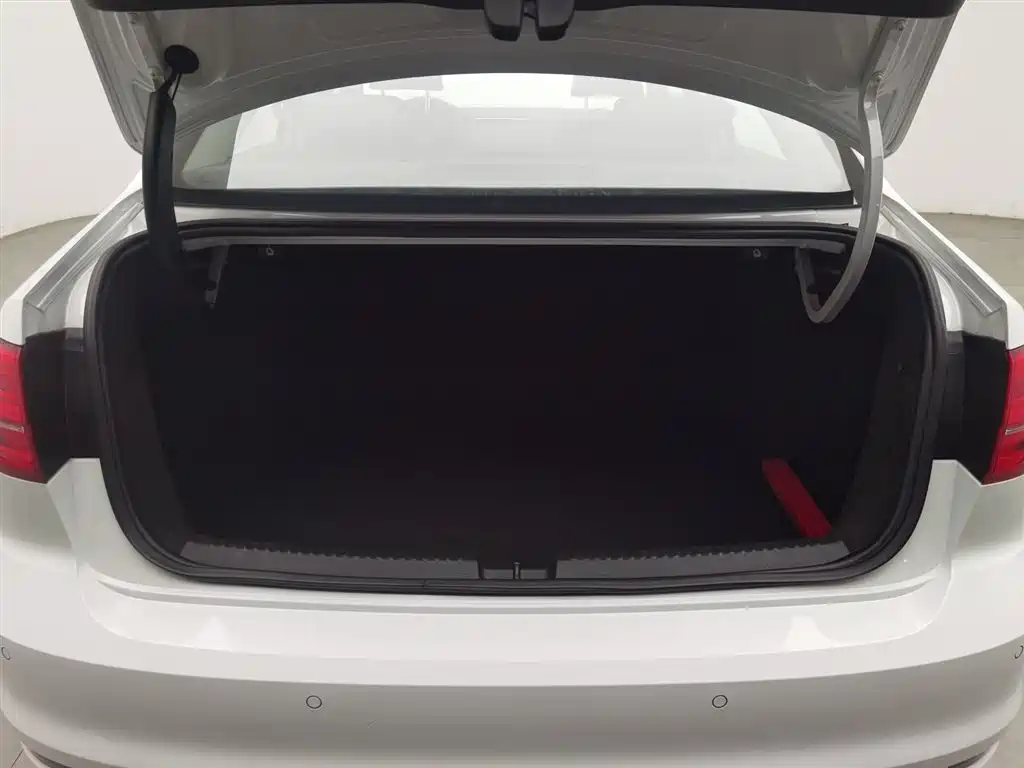 Volkswagen Sagitar 2017 1.6L Manual Comfort фото 16