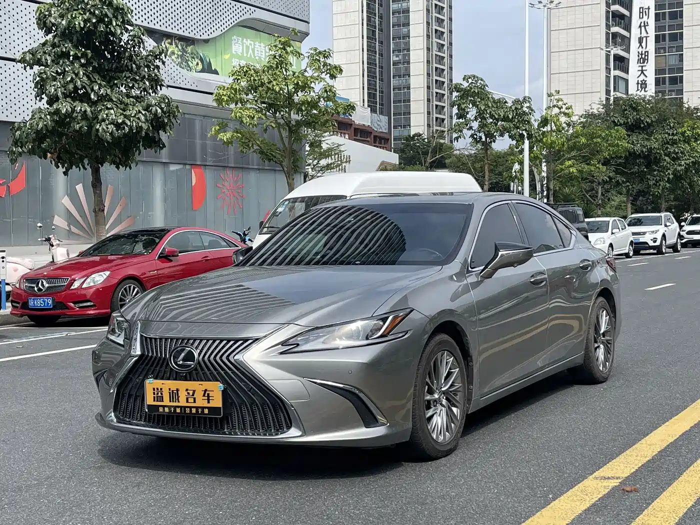 Фото 1 - Lexus ES