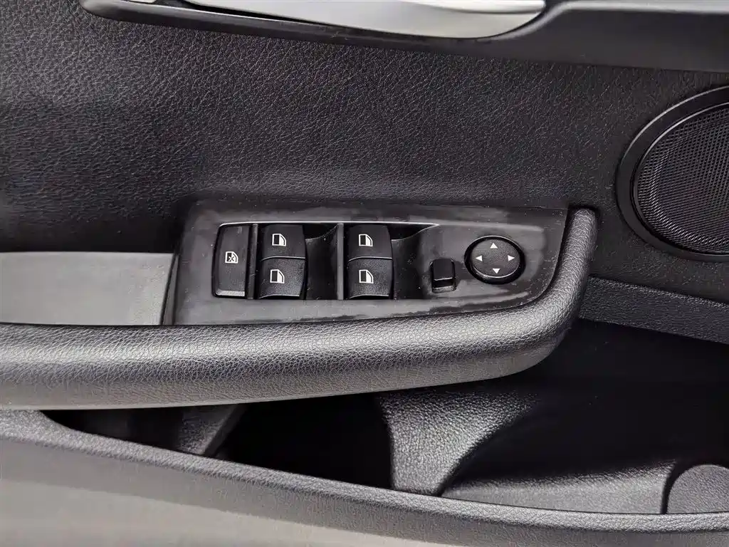 BMW 1 Series 2018 118i Sport Edition фото 9