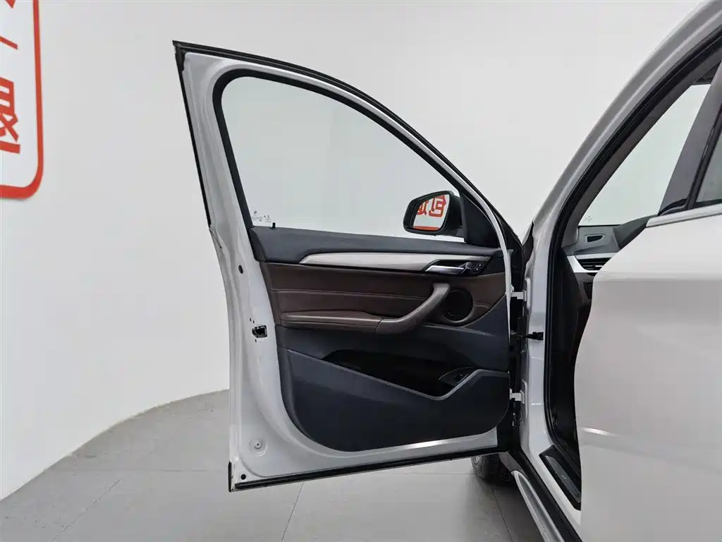 BMW X1 2019 sDrive18Li Premium Model фото 8