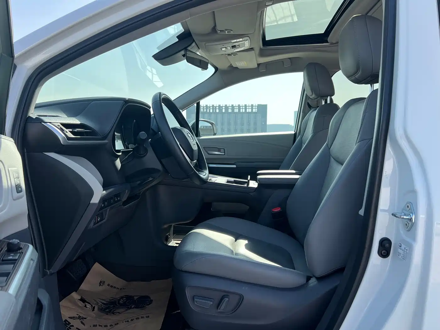 Toyota Granvia 2023 2.5L Hybrid Prestige PLUS Edition фото 8