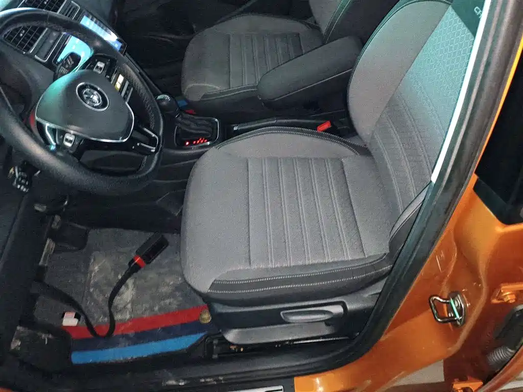 Volkswagen Polo 2014 1.6L Cross Polo Automatic фото 11