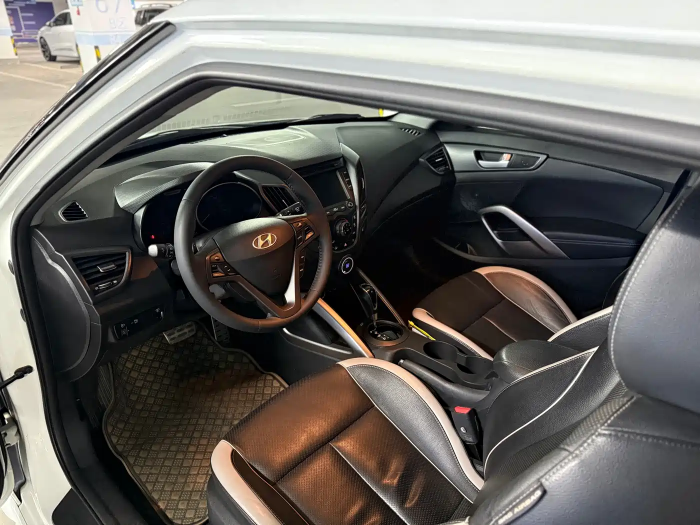 Hyundai Veloster 2012 1.6T Automatic Luxury фото 16