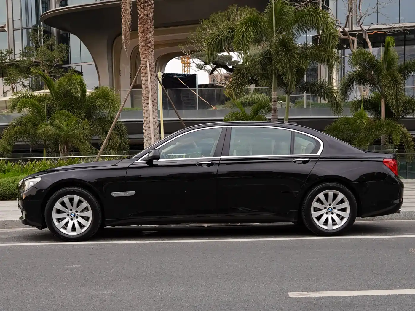 BMW 7 Series 2009 730Li Luxury фото 4