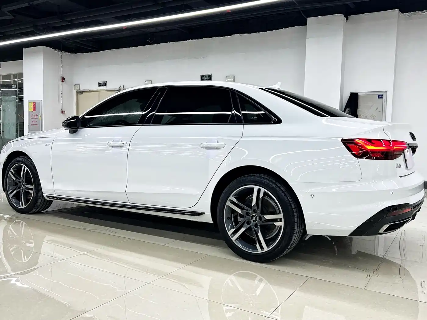 Photo 3 - Audi A4L