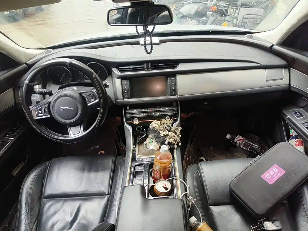 Photo 12 - Jaguar XFL