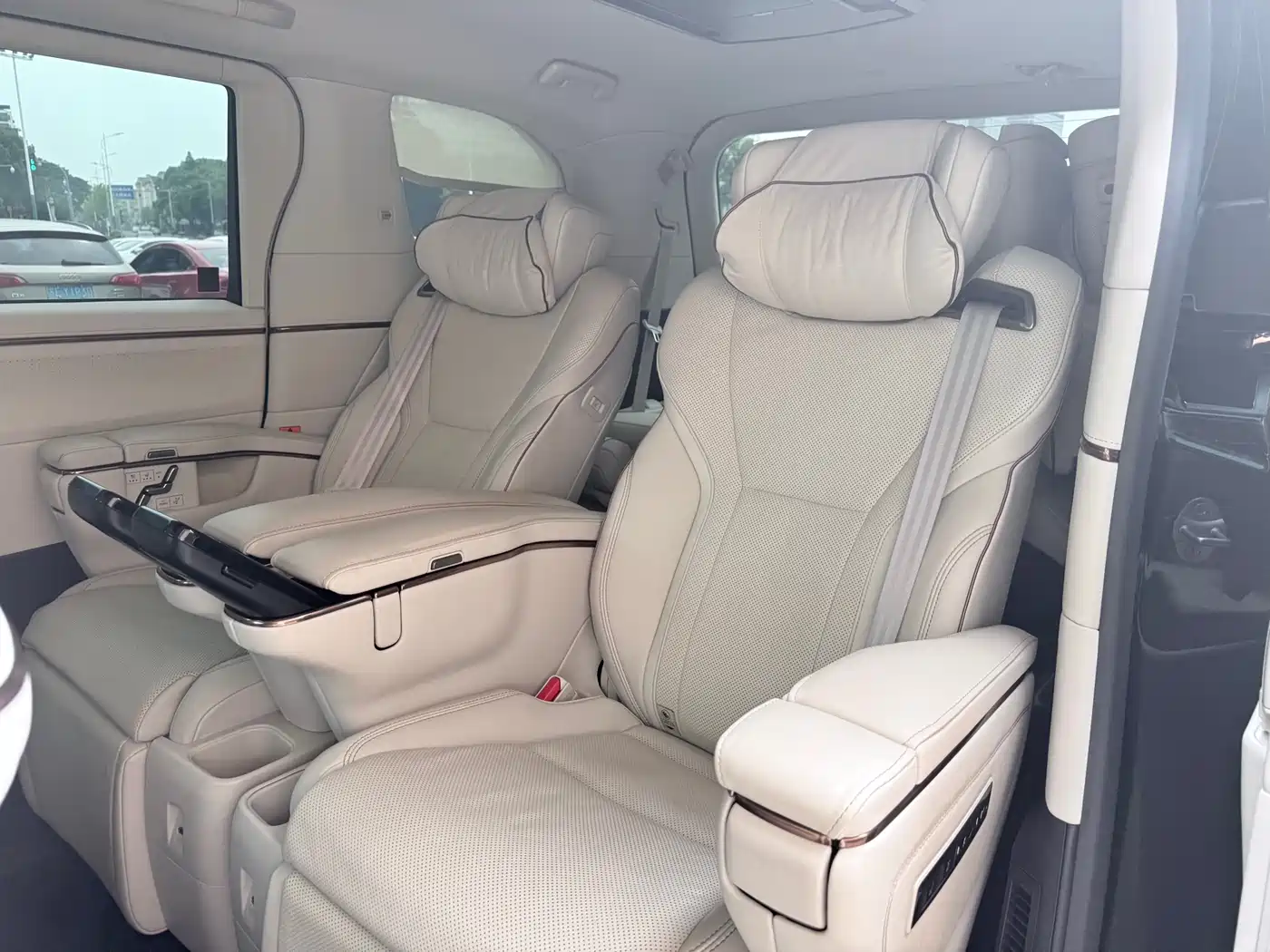 Lexus LM 2023 350h 7-Seater Elegance Edition фото 6