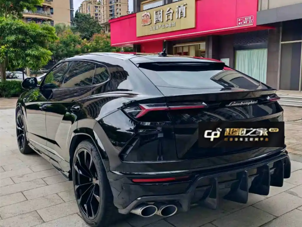 LAMBORGHINI URUS