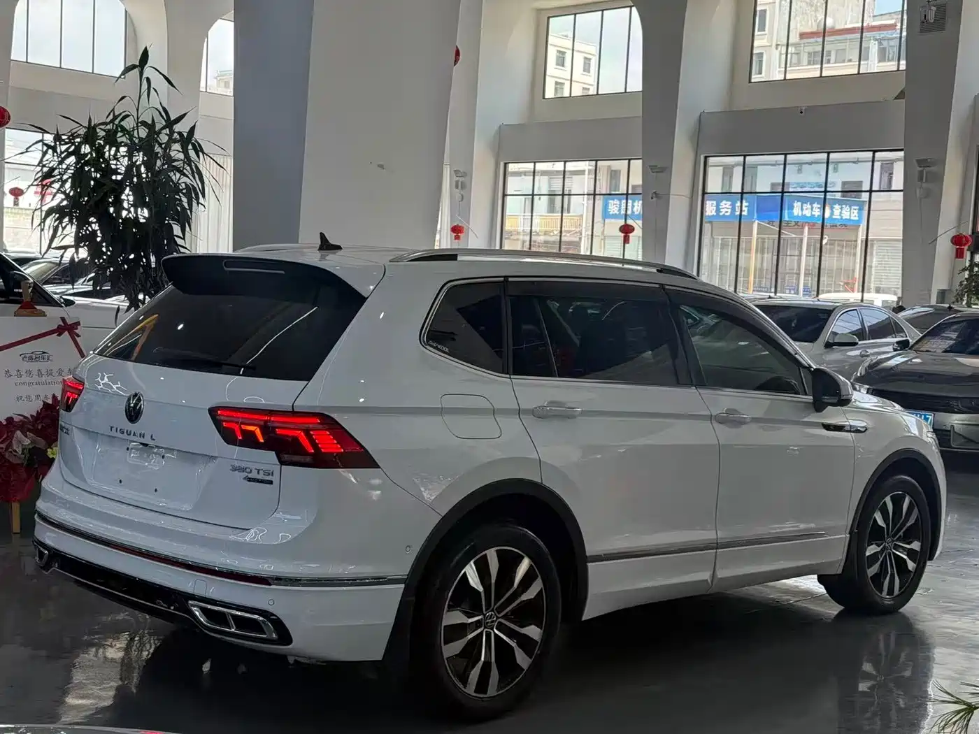 Фото 7 - Volkswagen Tiguan L