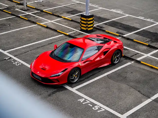 FERRARI F8