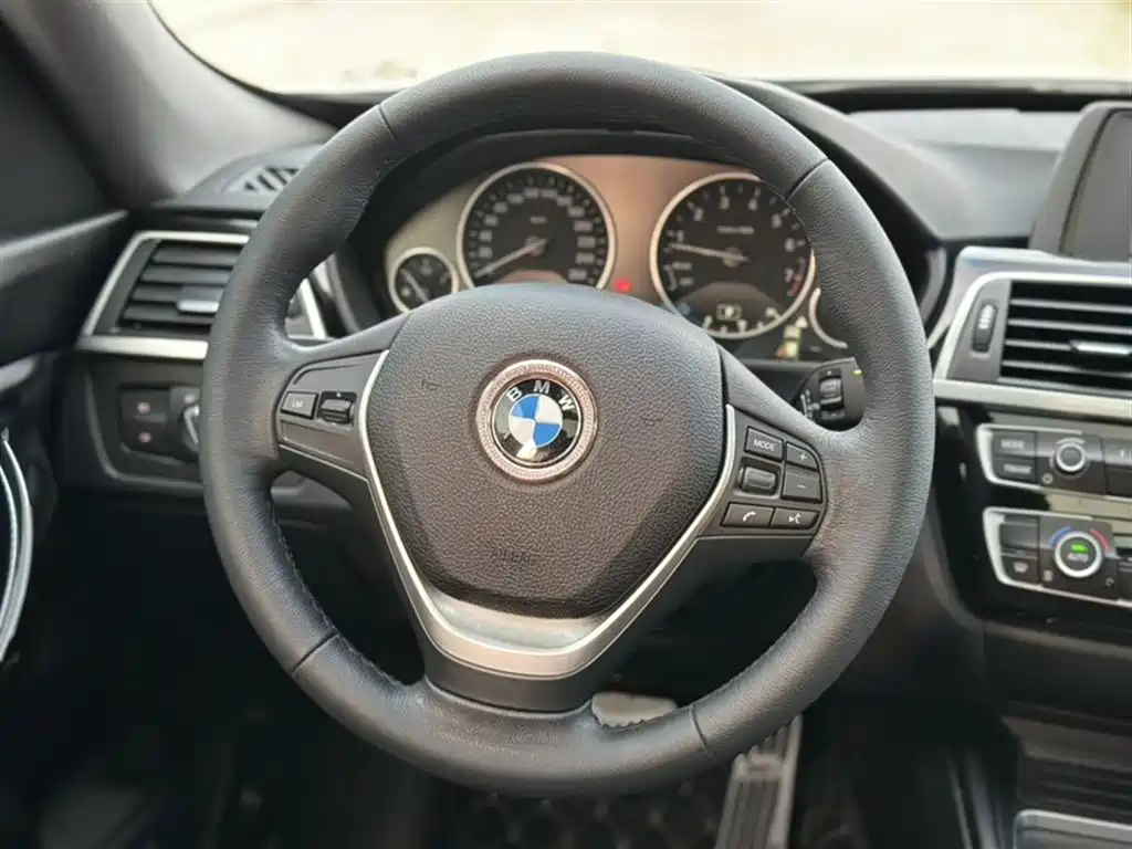 BMW 3 Series GT 2018 320i Fashion фото 21