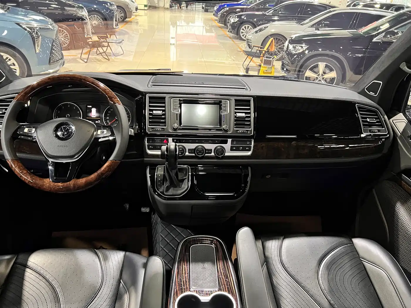 Volkswagen Multivan 2019 2.0TSI 4WD Premium 7-seater фото 13