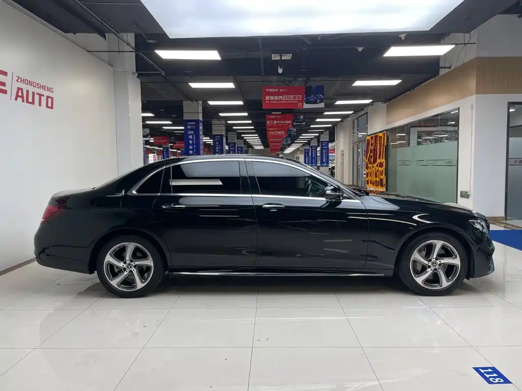 Фото 3 - Mercedes-Benz E-Class