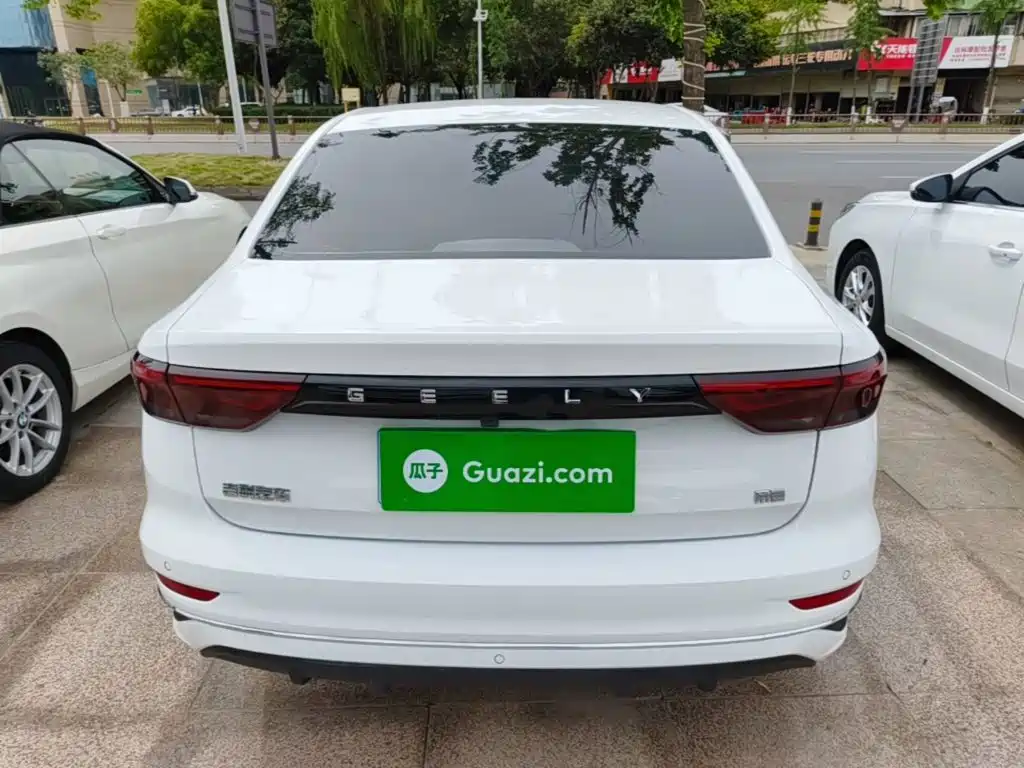 Фото 4 - Geely Emgrand