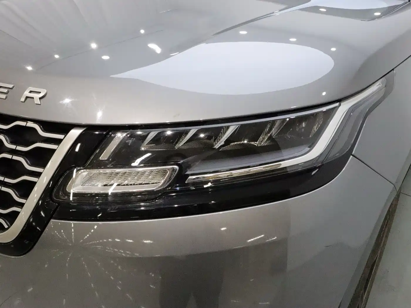 Photo 18 - Land Rover Range Rover Velar