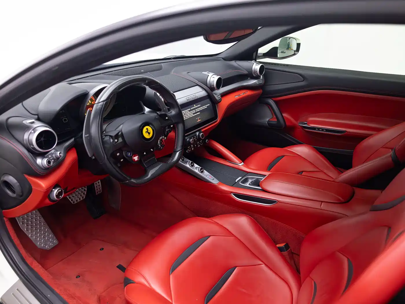 Ferrari GTC4Lusso 2017 3.9T V8 фото 10