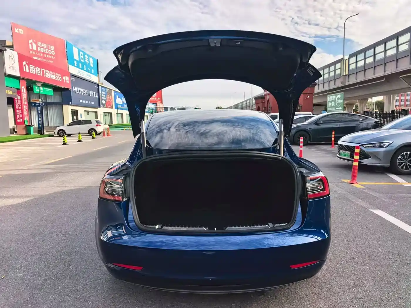 TESLA MODEL 3