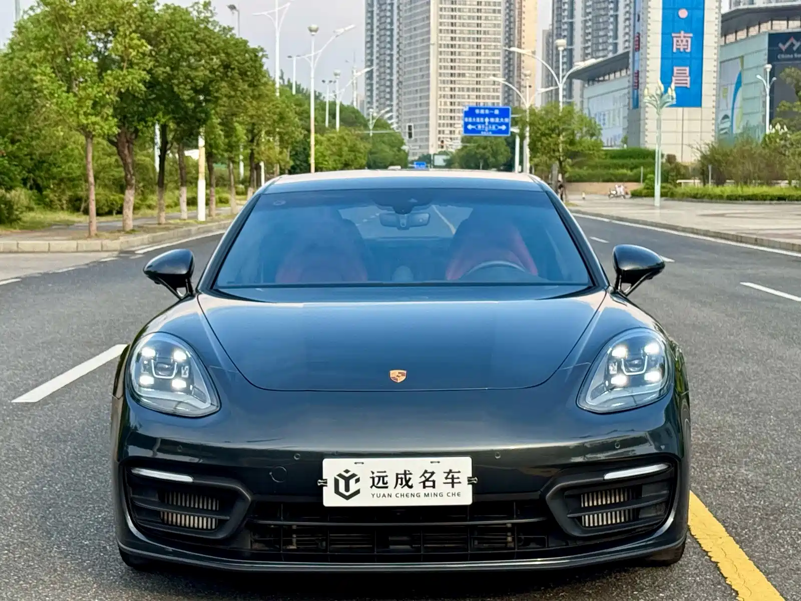 Фото 2 - Porsche Panamera