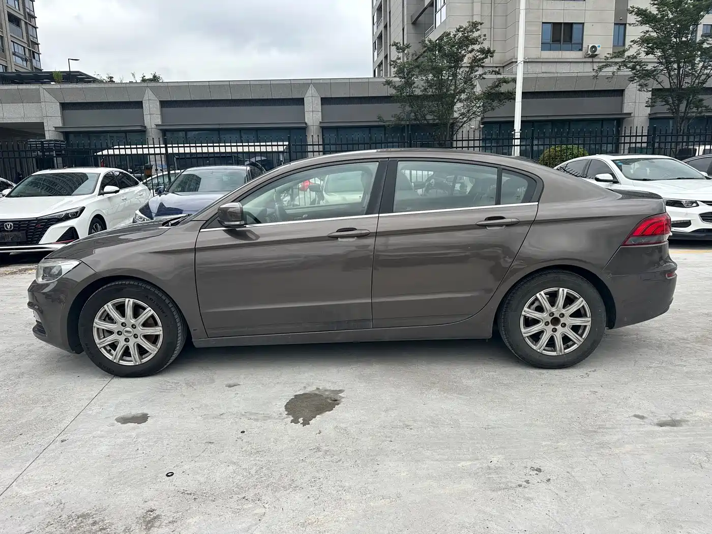 Qoros 3 2016 2016 Sedan 1.6L Automatic Zhiyue
