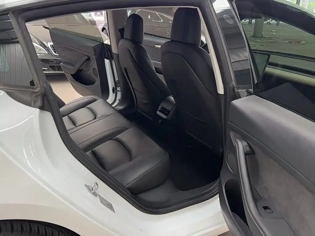 Фото 2 - Tesla Model 3