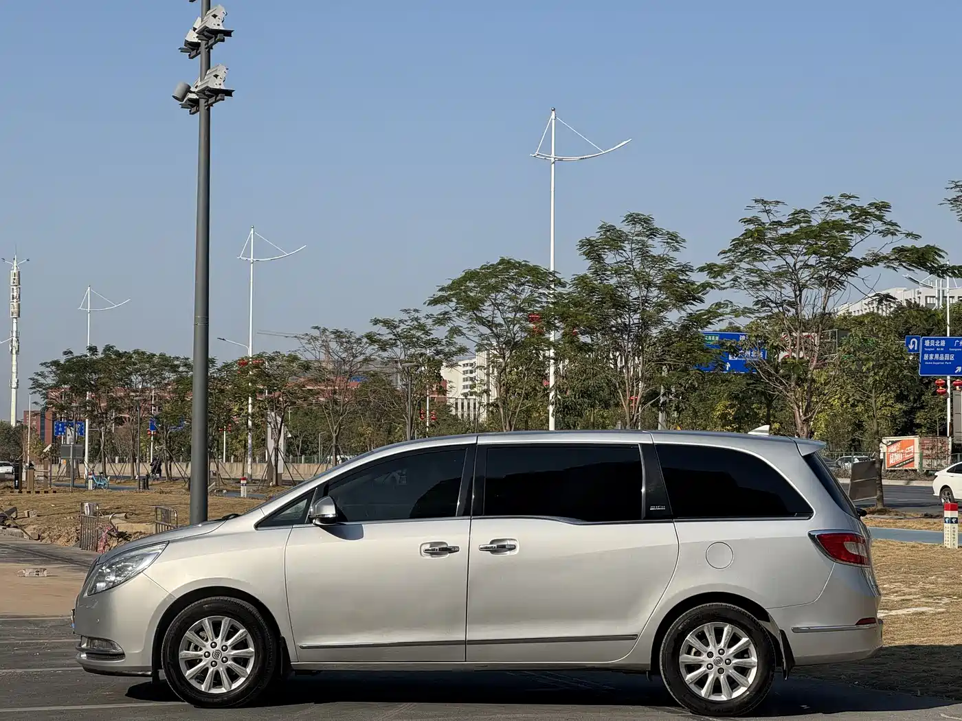 Buick GL8 2011 3.0L XT Luxury Business Flagship фото 2
