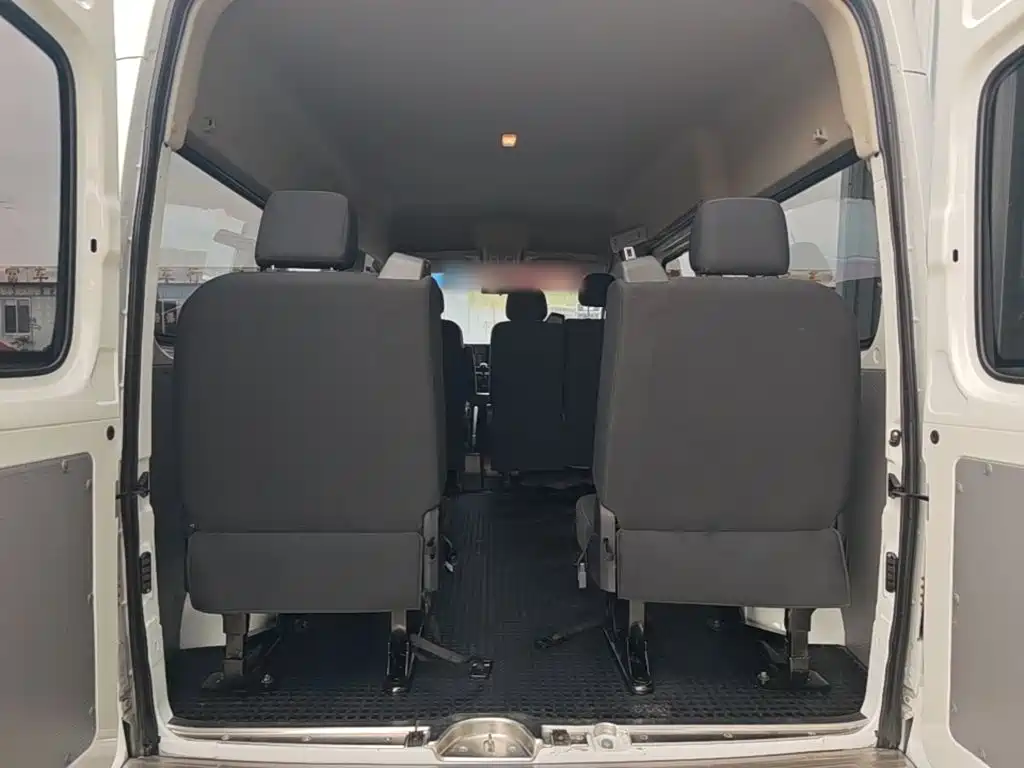 SAIC Maxus Xintu V80 2025 2025 PRO Aoyun 2.0T Manual Short Wheelbase Medium Roof 7/8/9-Seater