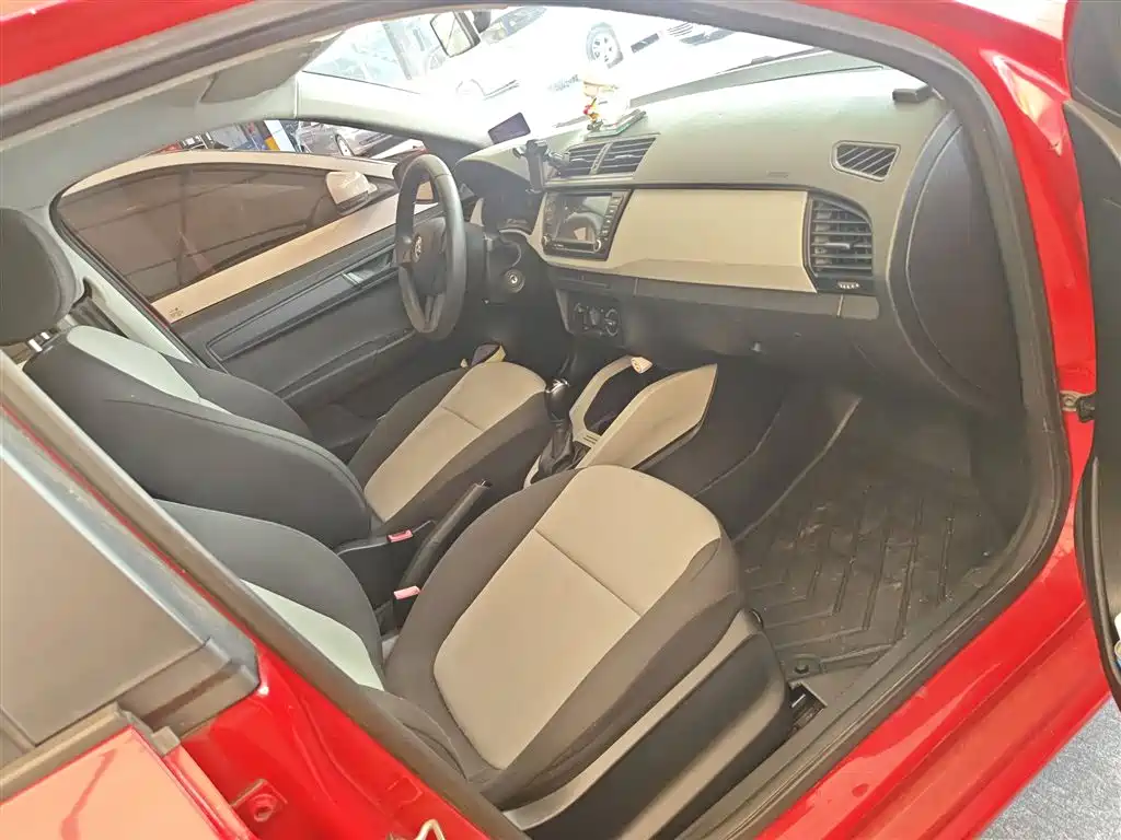 Škoda Fabia 2015 1.4L Automatic Advance Edition фото 16