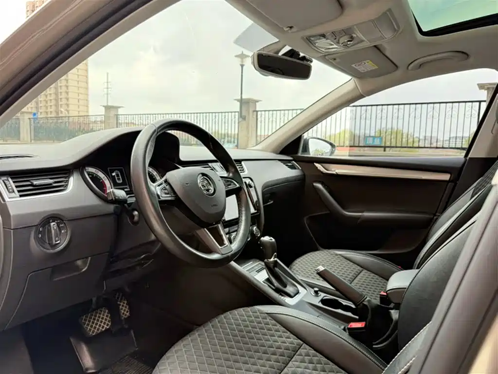 Škoda Octavia 2018 TSI280 DSG Luxury Edition фото 18