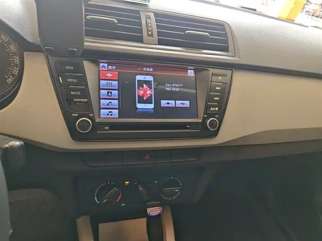 Škoda Fabia 2015 1.4L Automatic Advance Edition фото 6