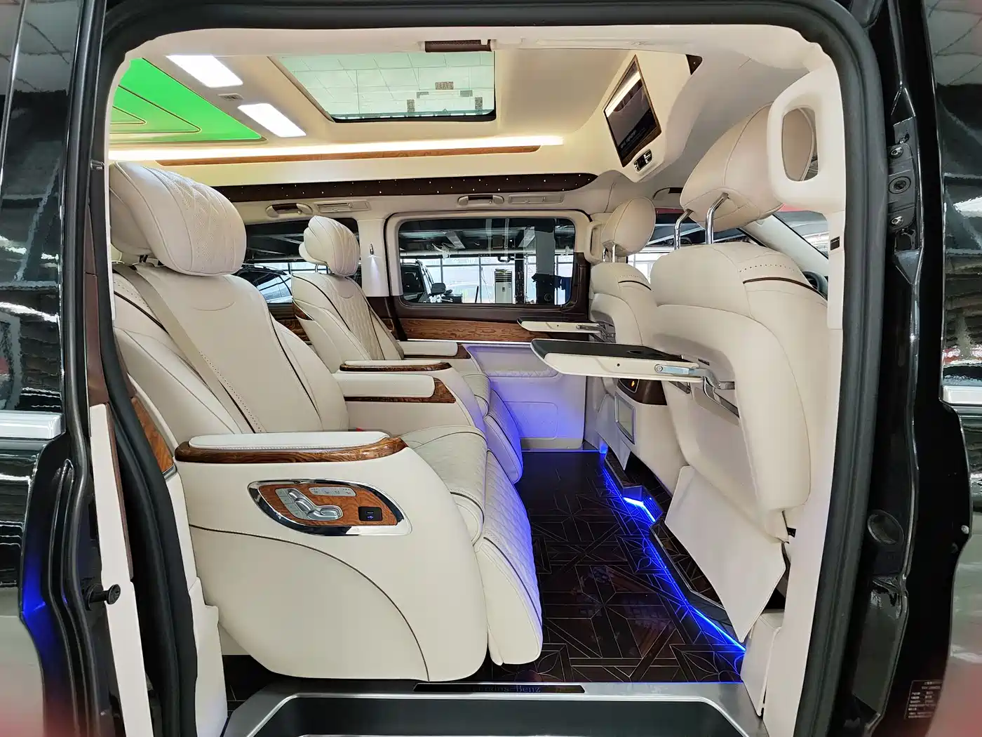 Mercedes-Benz V-Class 2018 V 260 L Premium Long Wheelbase Edition China VI фото 5