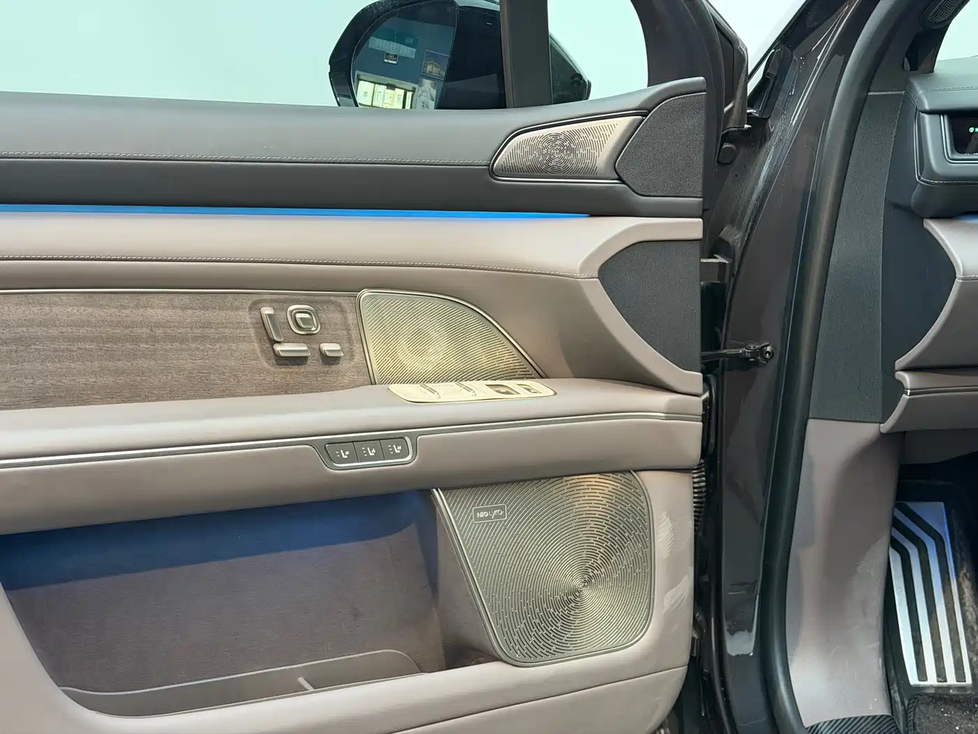 NIO ES8 2026 2025 Model 6-Seat Executive Luxury Edition