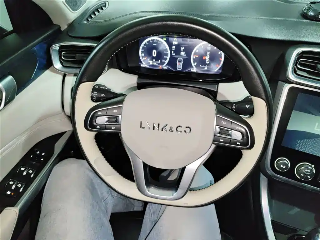 Lynk & Co 01 2017 2.0T 2WD Pro Shine Edition фото 7