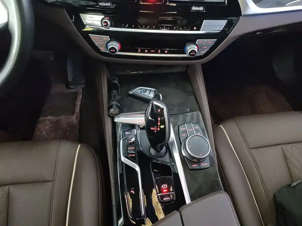 BMW 5 Series 2022 525Li M Sport Package фото 10