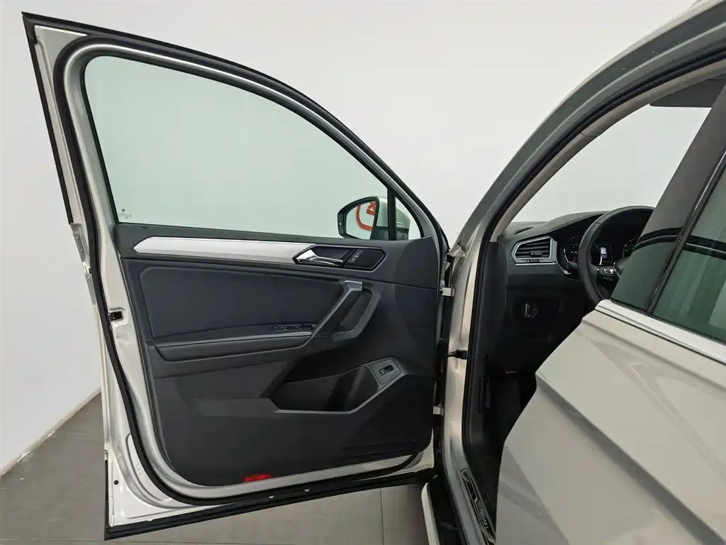 Volkswagen Tiguan L 2018 380TSI Automatic AWD Luxury Edition фото 8