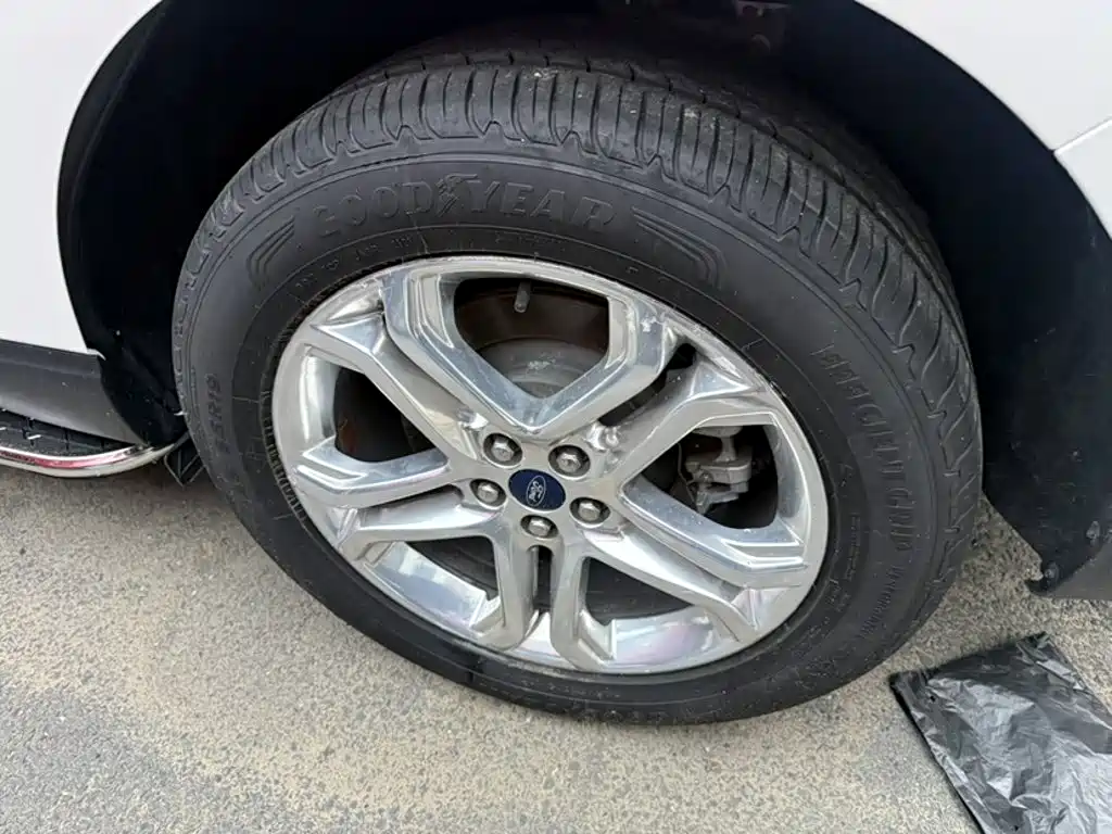 Фото 13 - Ford Edge