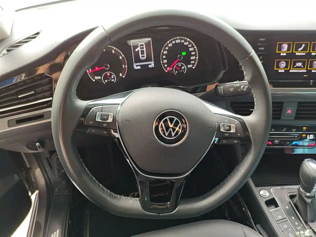 VOLKSWAGEN BORA