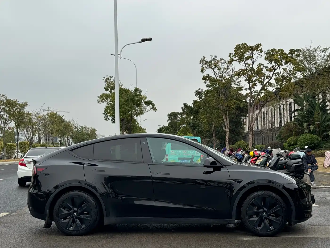 TESLA MODEL Y
