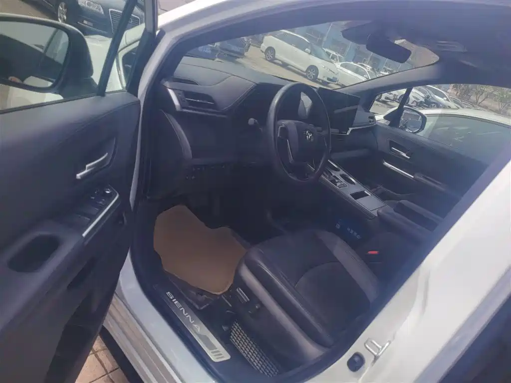 Toyota Sienna 2023 2.5L Hybrid Premium Edition фото 16