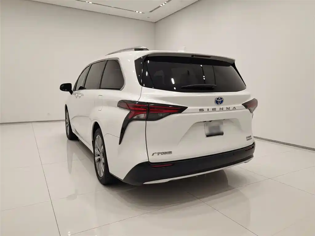 Toyota Sienna 2023 2.5L Hybrid Premium Edition фото 5