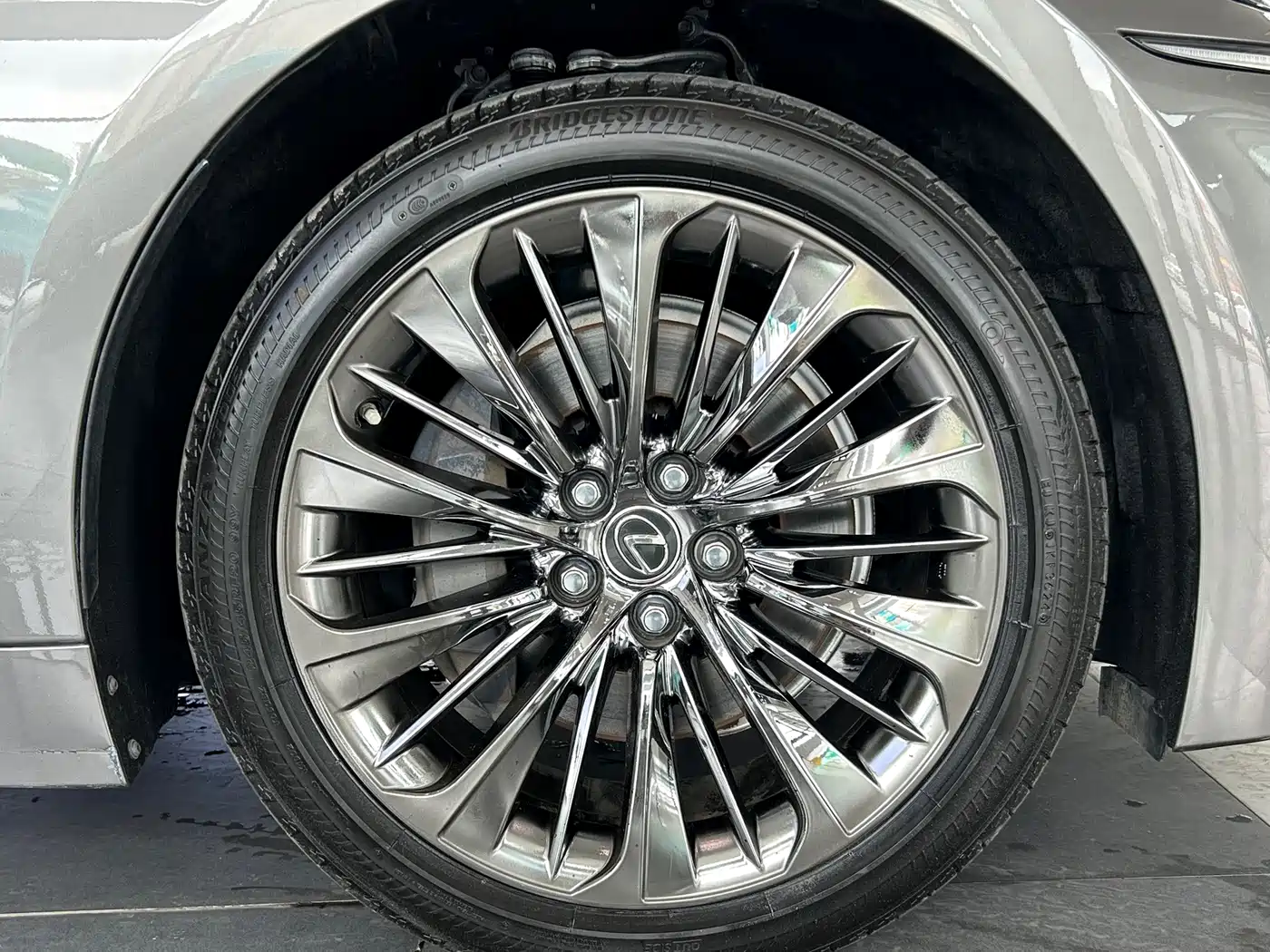Фото 35 - Lexus LS