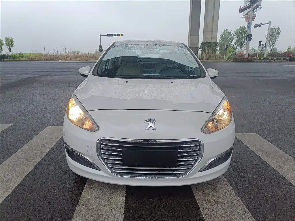 Peugeot 308 2014 Model Joy Edition Classic 1.6L Automatic Superior Style фото 3