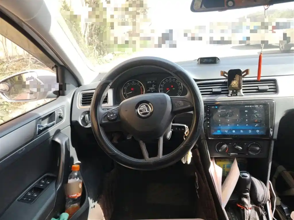 Škoda Skoda Rapid Spaceback 2014 1.6L Automatic Joy Edition фото 15