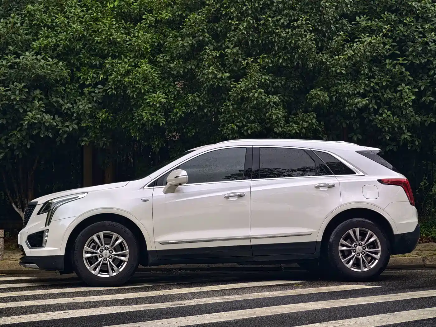 Photo 2 - Cadillac XT5