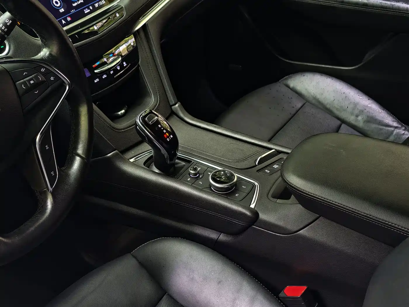 Photo 8 - Cadillac XT5